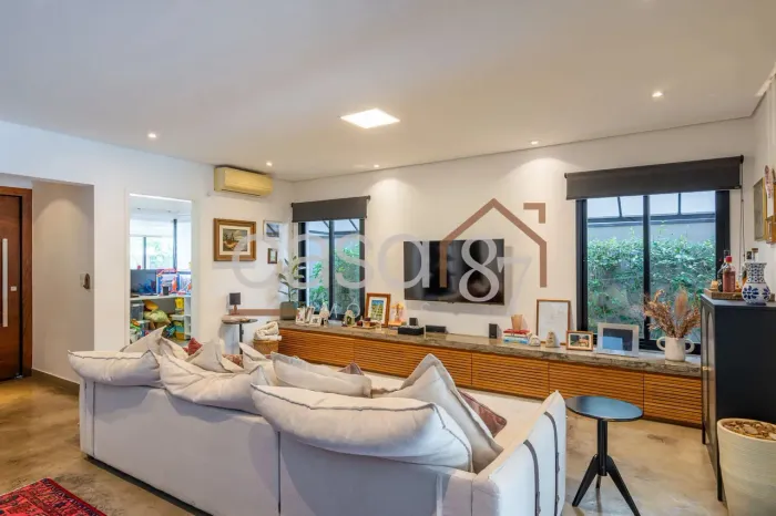 Residencial Figueira Branca - Casa moderna com 3 suítes, piscina e amplo quintal, Condomín