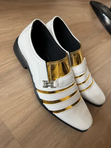 Sapato branco e dourado novo