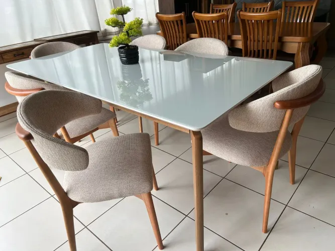 Mesa de Jantar Moderna com Cadeiras poltronas em linho