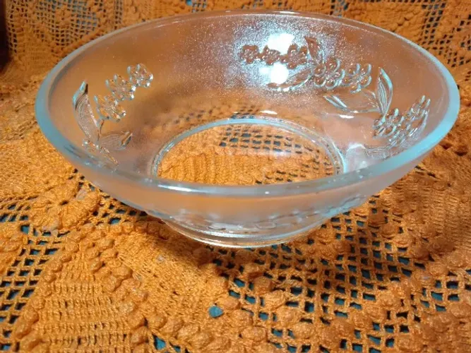 Duas  tigelas   decorativas em  vidro  grosso