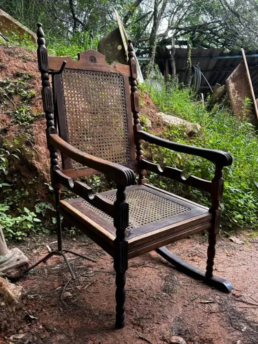 Cadeira de balanço antiga
