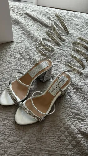 Sandália Prata Metalizada com Strass e Salto Bloco - Elegante para Festas