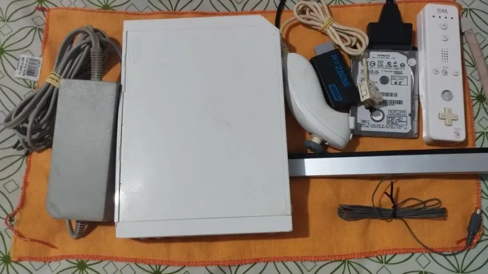 Nintendo Wii, com jogos de Wii e gamecube instalados.