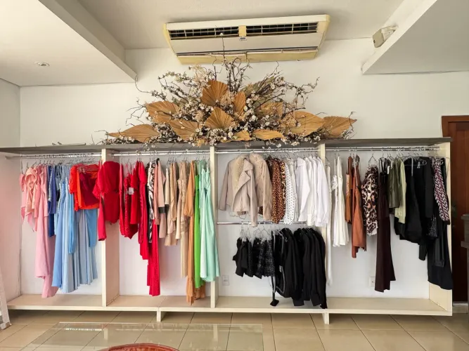 Arara de roupas MDF loja grande