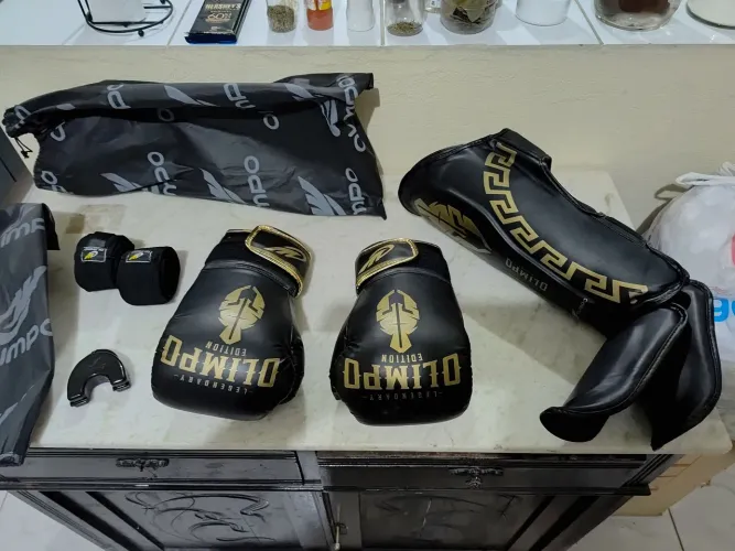Kit Boxe Muay Thai profissional c/ luvas, caneleiras, bandagem e protetor bucal