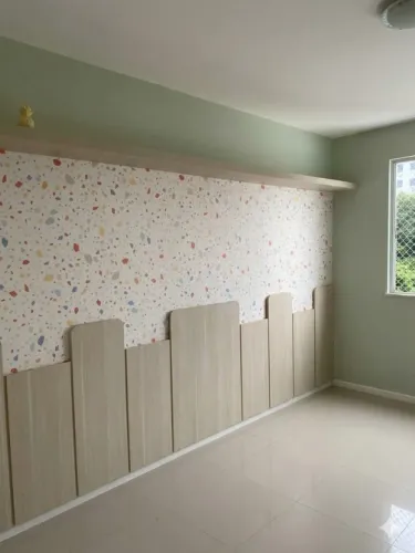 Conjunto Marcenaria Infantil: Painéis de Parede MDF + Prateleira Longa Superior