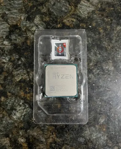 Processador gamer AMD Ryzen 5 2600X YD260XBCM6IAF de 6 núcleos e 4.2GHz de frequência