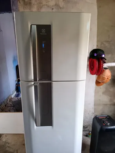 Geladeira Electrolux branca neve semi nova