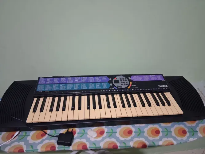 Teclado Yamaha de quatro oitavas