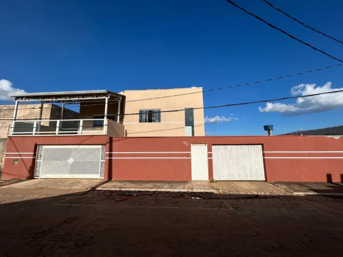 Vendo Sobrado, porcelanato e blindex, 5 Suítes + Lazer Completo