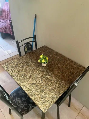 Mesa de granito com 4 cadeiras