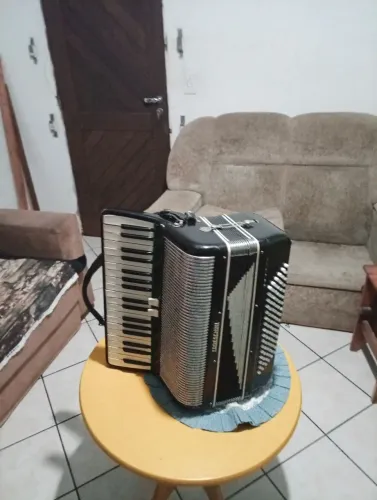 Vendo uma acordeon todesquine 96 baixo tratar no endereço bento Torquato da rocha 1532 vi