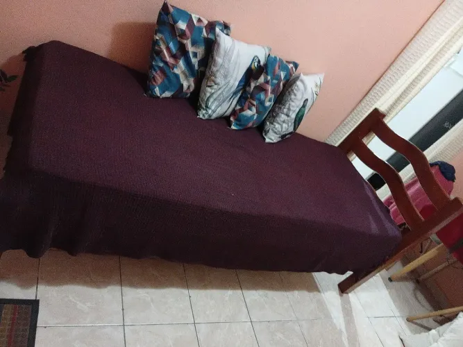 Estou vendendo uma cama de solteiro madeira pura de angelim com colchão seminova. 700.