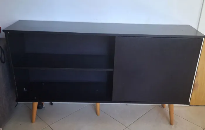 Rack/Aparador preto com pé palito