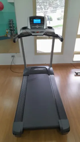 Esteira Life Fitness F3 - Dobrável - Ideal para Clínicas e Reabilitação
