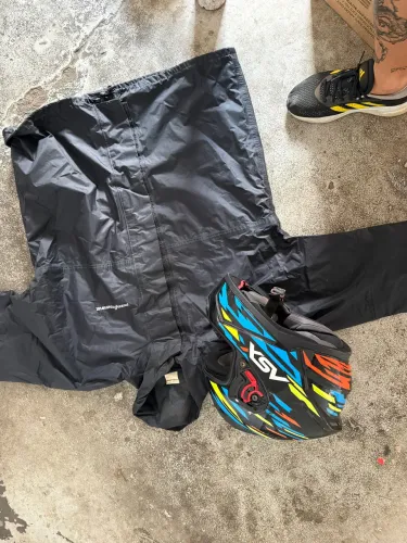 Kit Capacete e capa de chuva