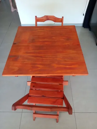 Mesa de bar  c 2 cadeiras em madeira 