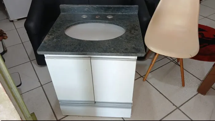 Vendo Gabinete com Pia para Banheiro em Excelente Estado<br>** Medida: 62 X 55<br>R$350,00