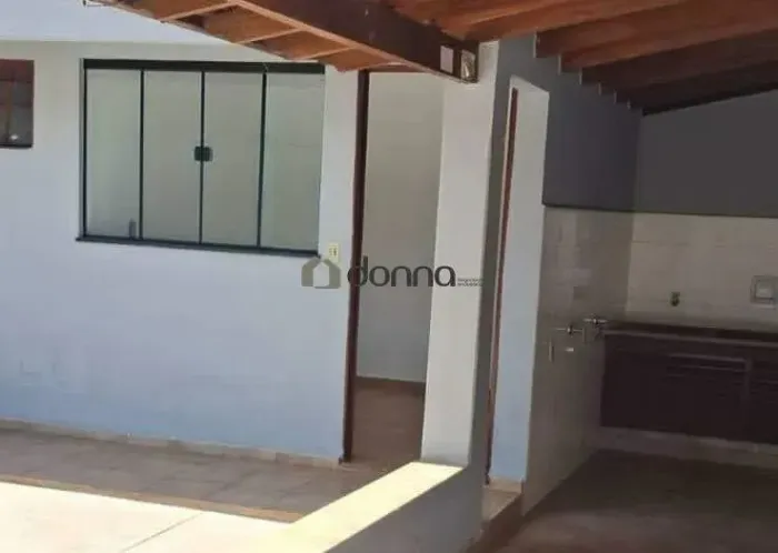 Casa Residencial à Venda em Santa Marta, Uberaba - 5 Quartos, 2 Suítes