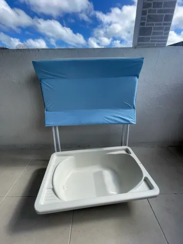 Banheira de bebê com trocador em perfeito estado