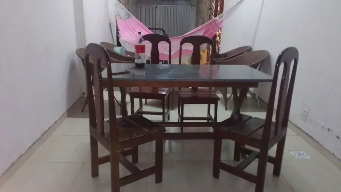 Mesa de madeira maciça,  com 4 cadeiras toda na madeira, bem pesadas.