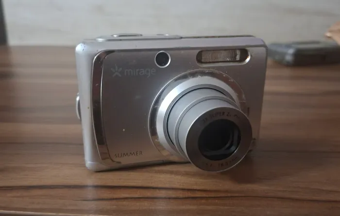 Camera digital mirage ( anuncio)