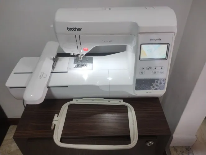 Máquina de bordar Brother PE 820 L
