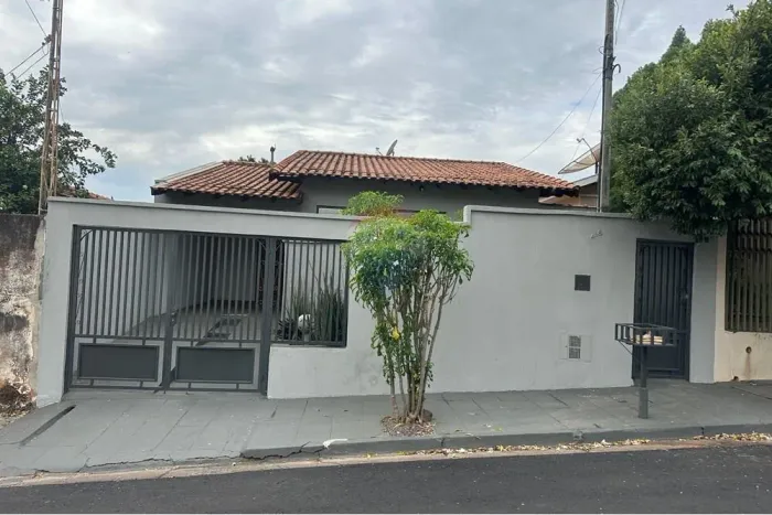 Casa a venda em Lins - SP com 2 dormitórios e um belo quintal grande (área verde com quios