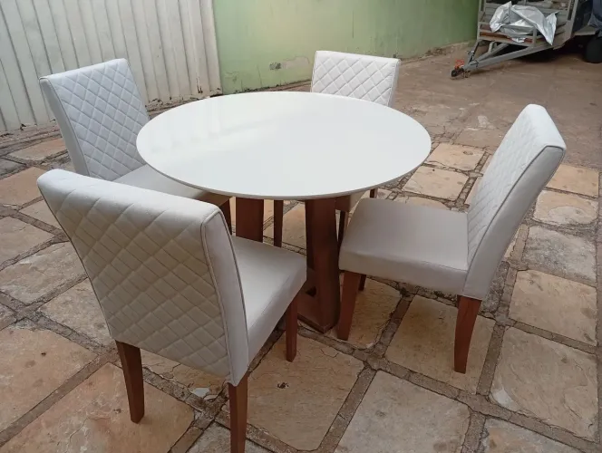 Vende-se mesa
