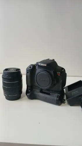 Camera Eos rebel T5i + lente 18-55 mm + grip