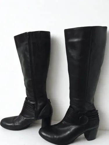 Bota cano longo de couro