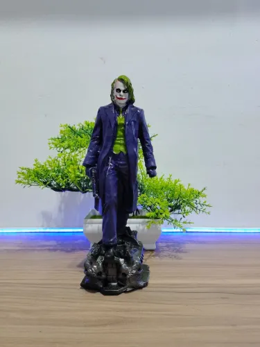 BONECO CORINGA JOKER UNIFORME AZUL COLECIONAVEL EM RESINA 