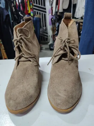 Bota cano baixo de camurça bege escuro com cadarço salto 8 centímetros n37
