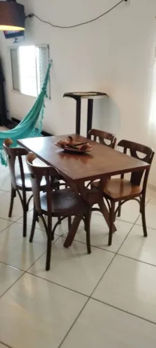 MESA COM 4 CADEIRAS EM MADEIRA