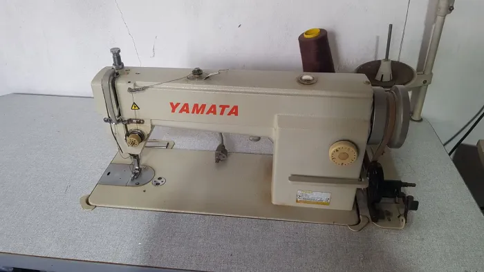 máquina de costura reta industrial Yamata FY8600