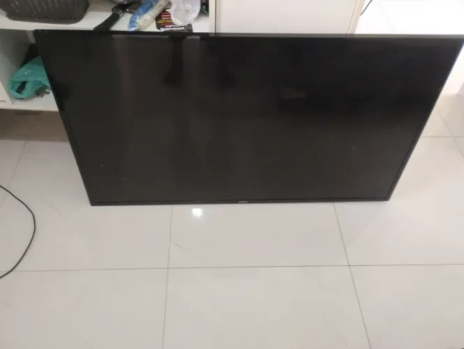 02 televisao com defeito uma tem som com a tela trincada a outra não tem som nem imagem