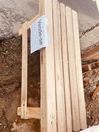 Mesas e bancos de compensado ou pinus