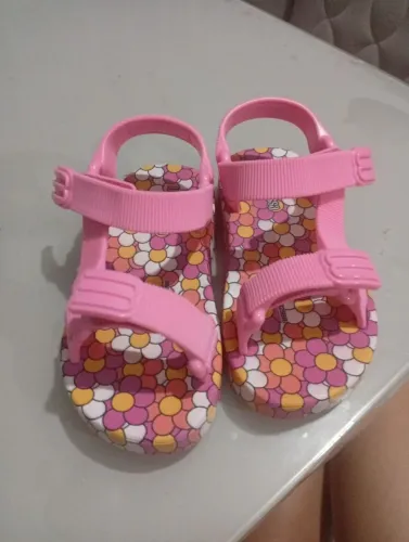 Vendo melissa infantil , sem nova usada somente uma vez 