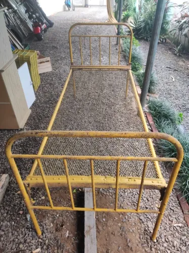 Relíquia: Cama Antiga de Campanha Militar em Ferro - Década de 50 (Estilo Patente) 1,96x81