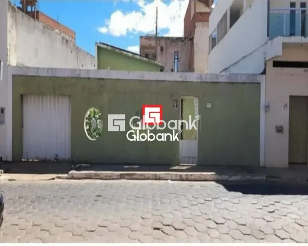 Casa em Janaúba, no bairro Centro, à venda.
