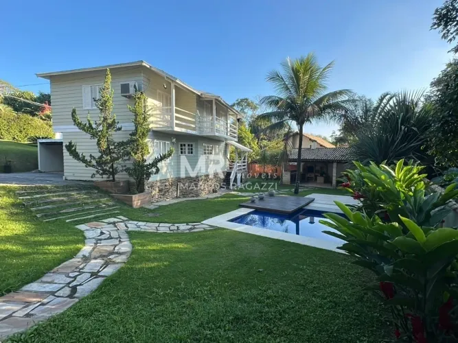 Casa belíssima, com 5 quartos, piscina, área gourmet, SPA, muita área verde e de lazer, di