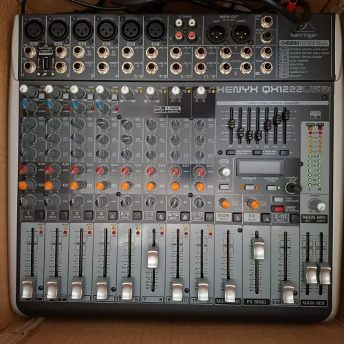 Mesa de som behringer novíssima