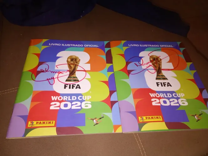 Vendo 2 álbum da copa 2026 assinado pelo Neymar