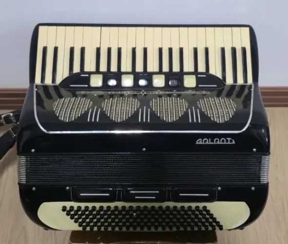 Acordeon Galanti - 120 baixos - Quarta de voz picollo