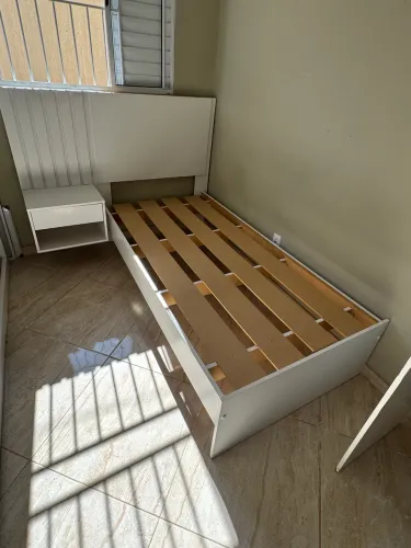 Cama solteiro com criado mudo embutido