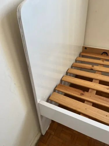 Cama e colchão de solteiro