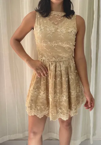 Vestido Curto Nude Bordado em Tule com Detalhes Florais