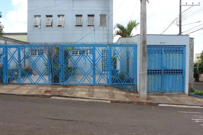 Casa à venda próximo a região central, Kitnets, com 8 quartos, com 270.7 m² por R$ 980.000