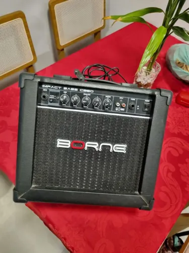 Amplificador para contrabaixo Borne Impact Bass CB60.