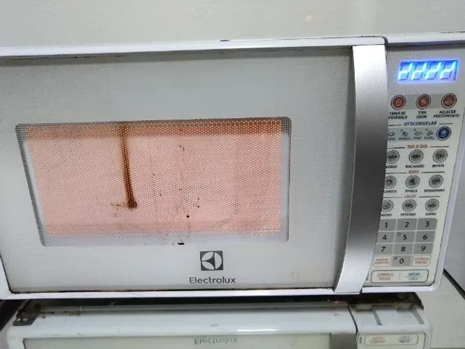 Micro-ondas Electrolux MT030 20L 220V para Conserto ou Peças